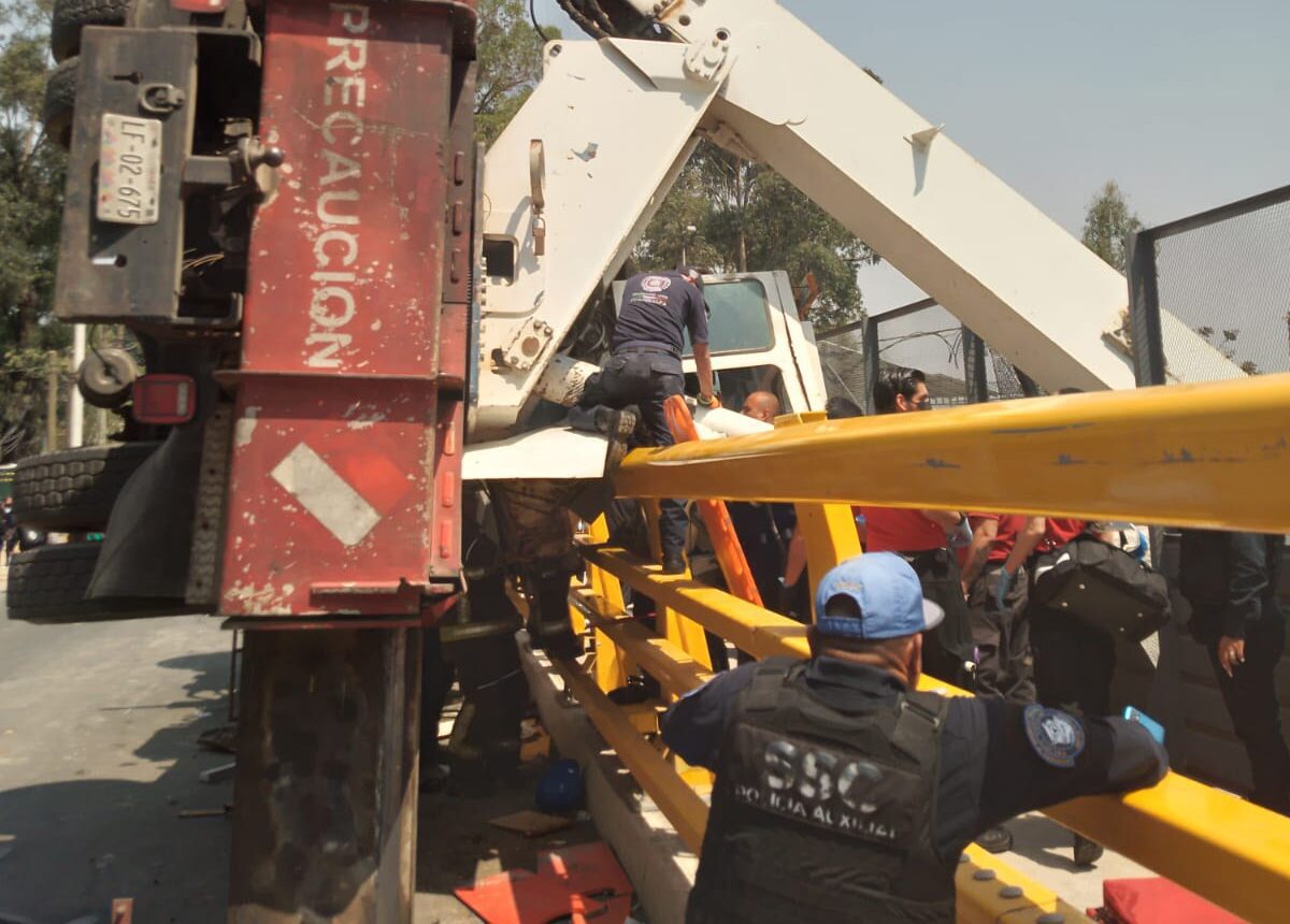 Se vuelca grúa en obra de construcción en Santa Fe