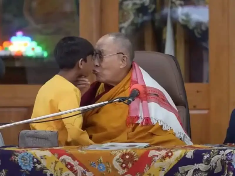 Desata polémica el beso en la boca del Dalai Lama a un niño.
