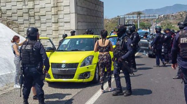 Turistas detenidos en Acapulco por disparar al aire