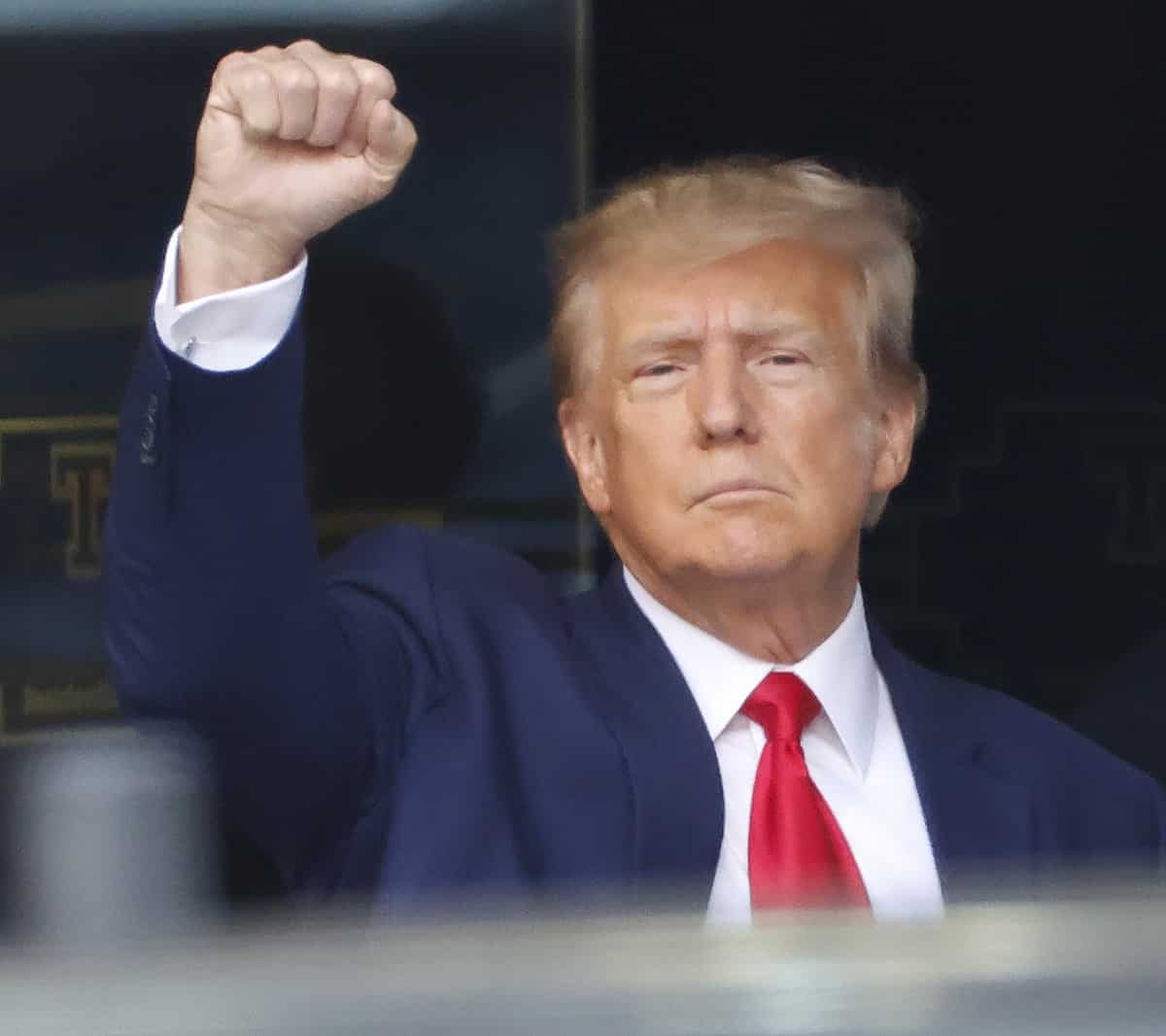 Trump pide aplazar juicio en su contra por difamación