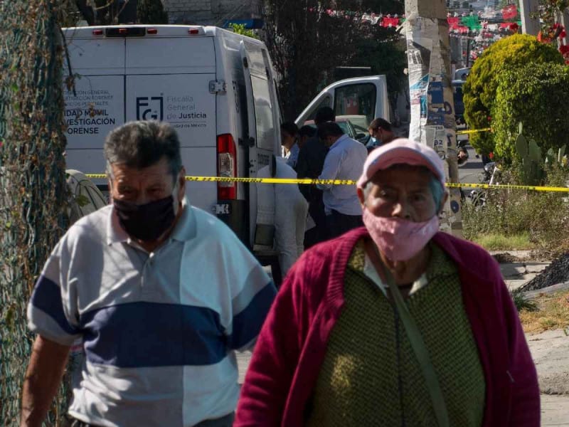 Encuentran hombre muerto dentro de un microbús