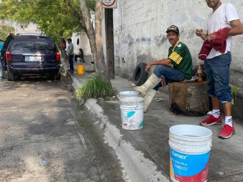 Lavacarros aprovechan ojo de agua subterráneo para negocio