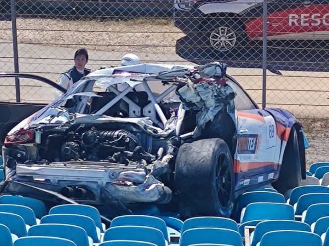 ¡Auto de carreras termina destrozado y en las gradas!