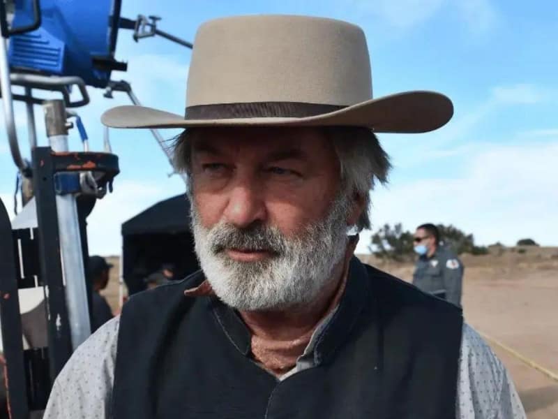 Retiran cargos al actor Alec Baldwin por homicidio involuntario