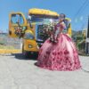 Una quinceañera con mucho estilo: Llega a misa en el tráiler de su papá