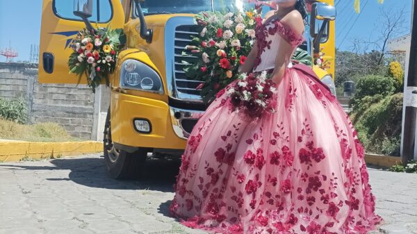 Una quinceañera con mucho estilo: Llega a misa en el tráiler de su papá