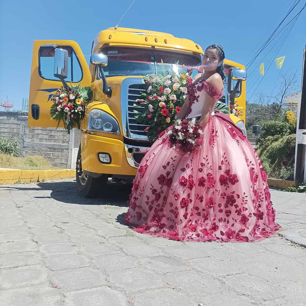 Una quinceañera con mucho estilo: Llega a misa en el tráiler de su papá