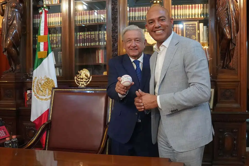 AMLO recibe en Palacio Nacional al exbeisbolista Mariano Rivera