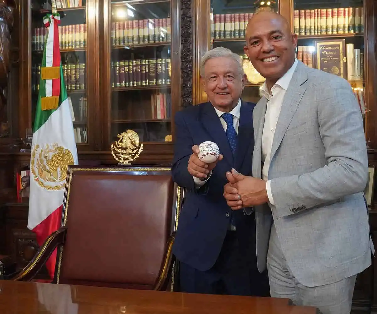 AMLO recibe en Palacio Nacional al exbeisbolista Mariano Rivera