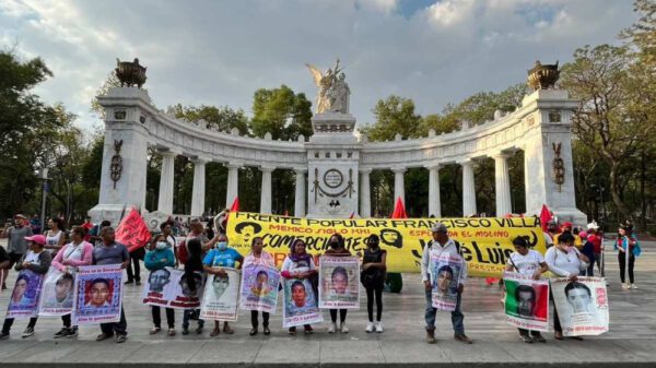 ﻿ Marchan nuevamente por el caso Ayotzinapa