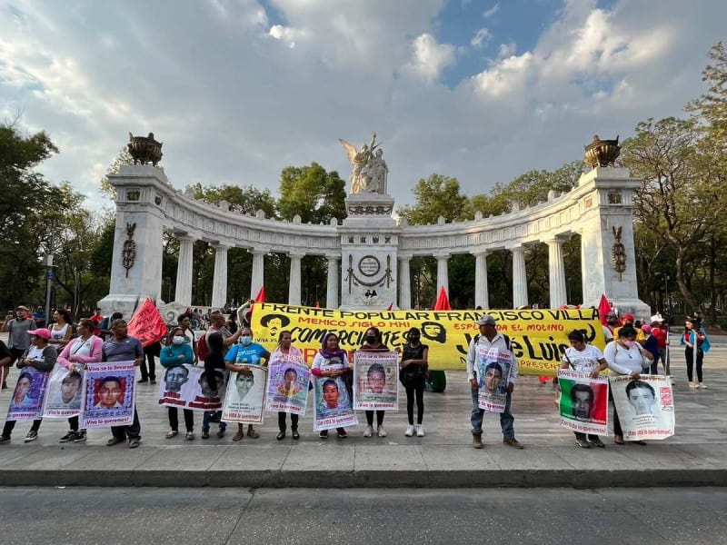 ﻿ Marchan nuevamente por el caso Ayotzinapa