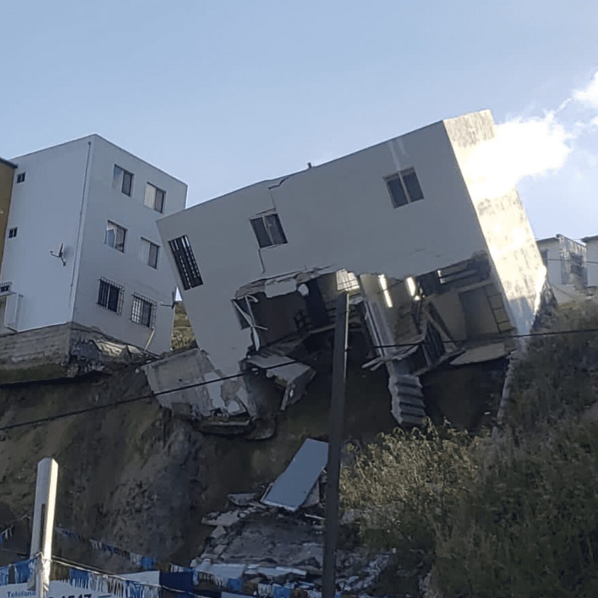 Se colapsa el primer edificio en Tijuana, en el fraccionamiento la Sierra