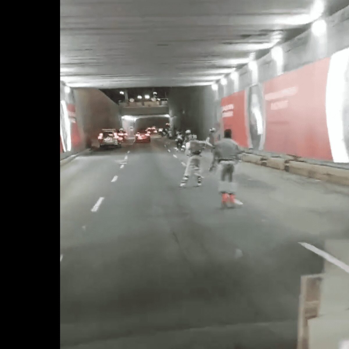 Patinadores invaden viaducto en la Ciudad de México y se ponen en peligro