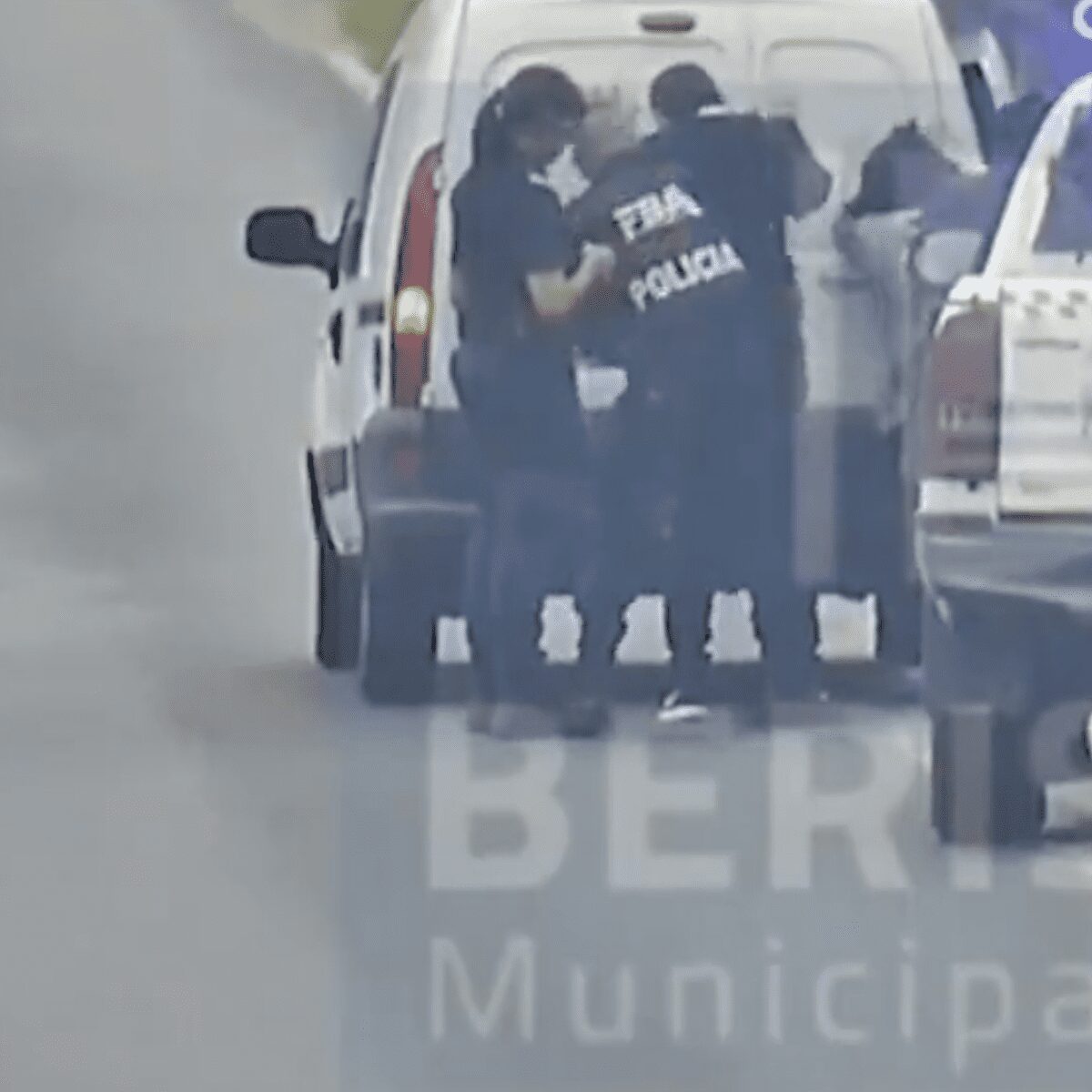 Papás dejan a su hijo en la calle por portarse mal