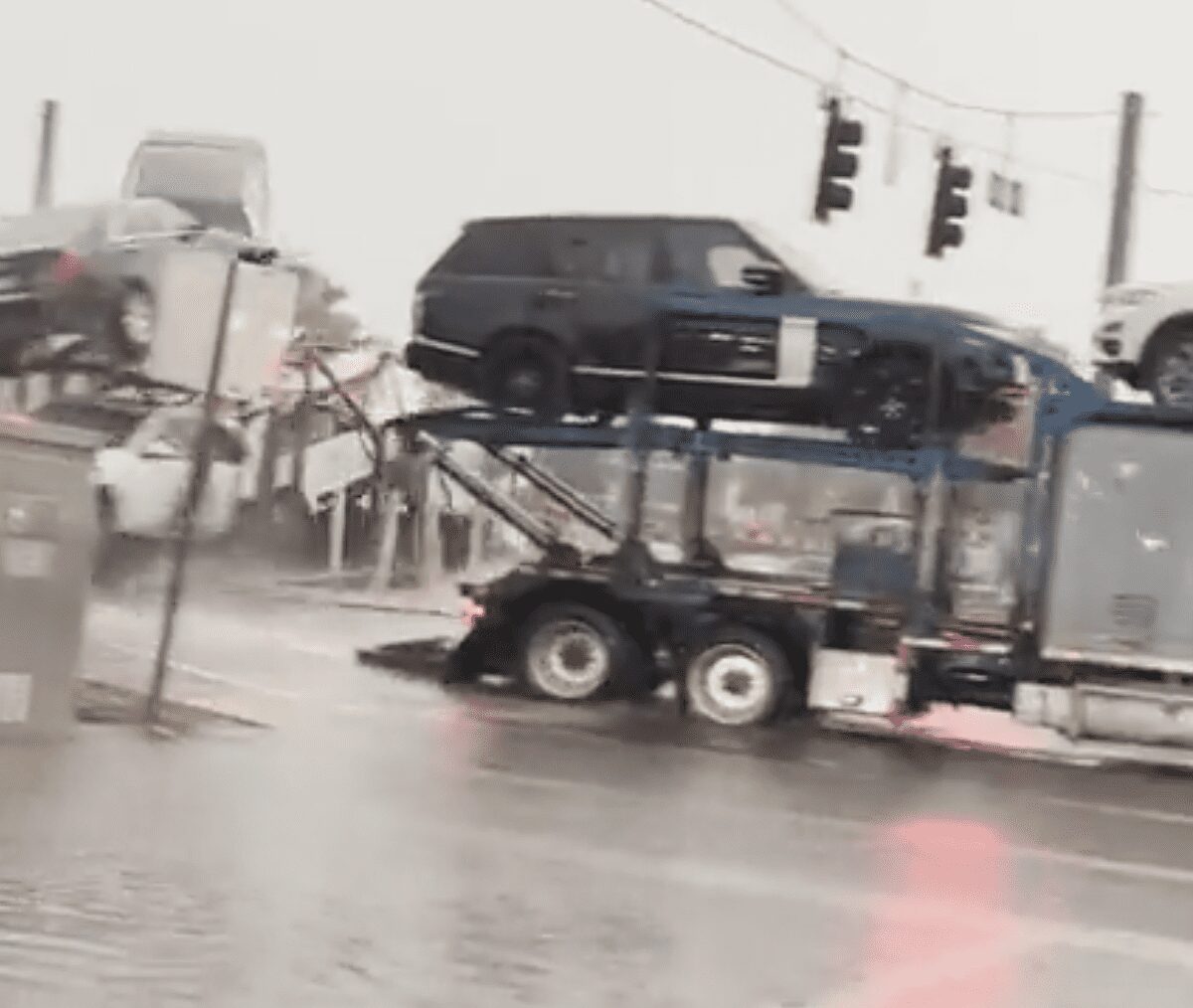 Tren choca contra remolque que transportaba autos nuevos