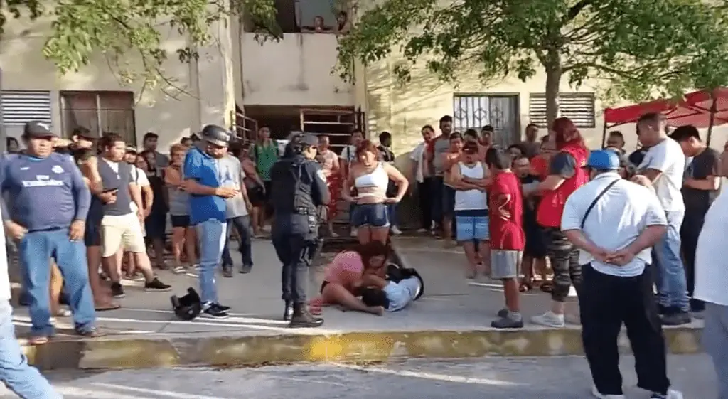 Ejecutan a un hombre frente a su pareja en Cancún. Esta mañana a través de una denuncia al 911, se reportaron detonaciones de arma de fuego en la colonia Paseos del Mar