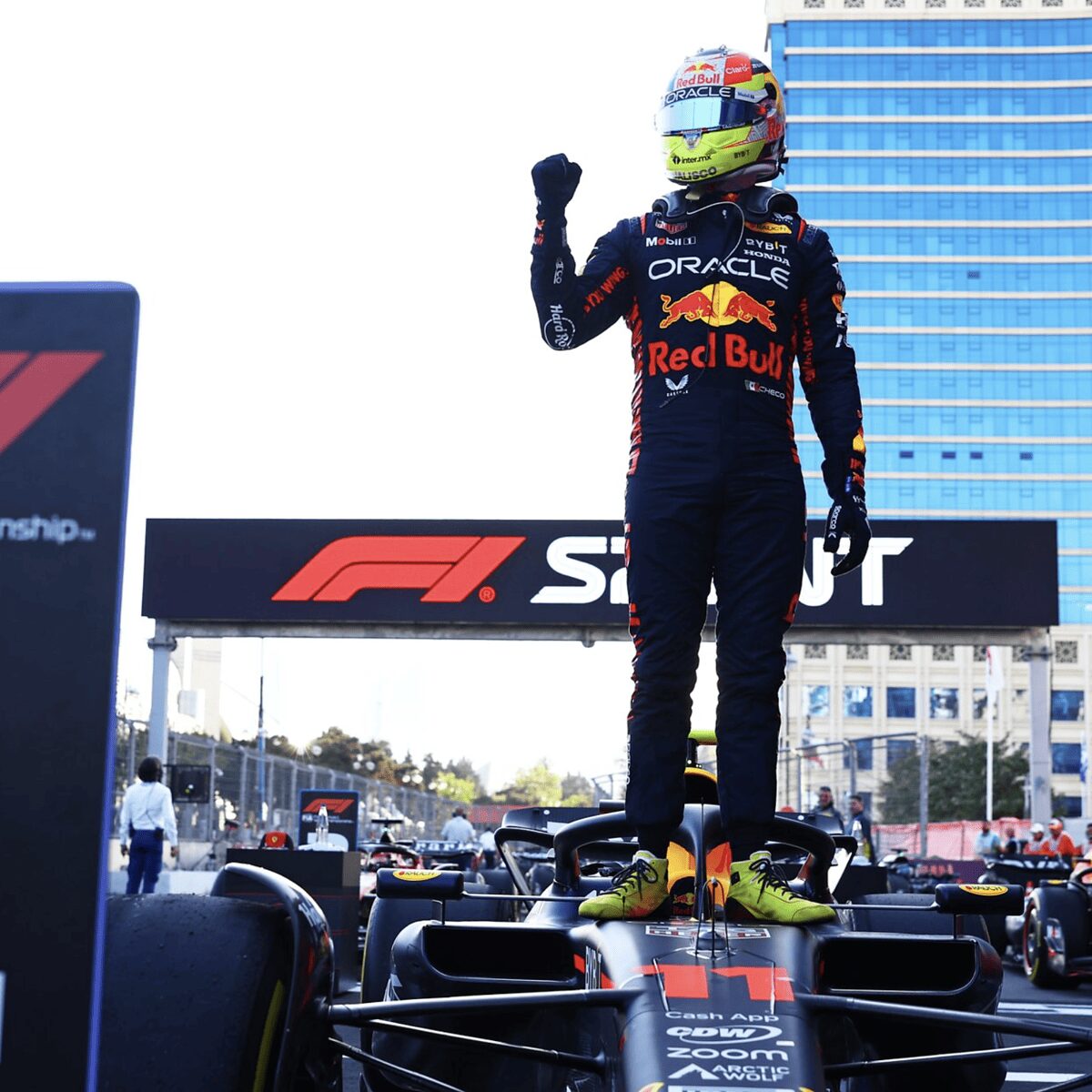 Checo Pérez gana todo en Azerbaiyán y hace historia