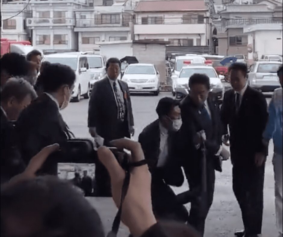 En las redes sociales circulan nuevas imágenes del fallido atentado en contra Fumio Kishida, primer ministro de Japón. Los internautas reaccionan.