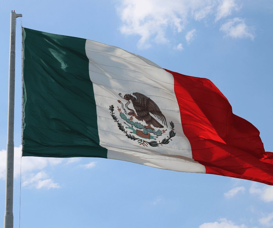 En redes aplauden a un soldado por subir al mástil y desenredar la bandera