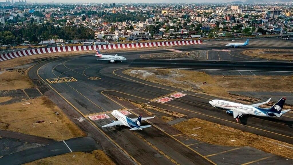 Chocan dos aviones en pista del AICM