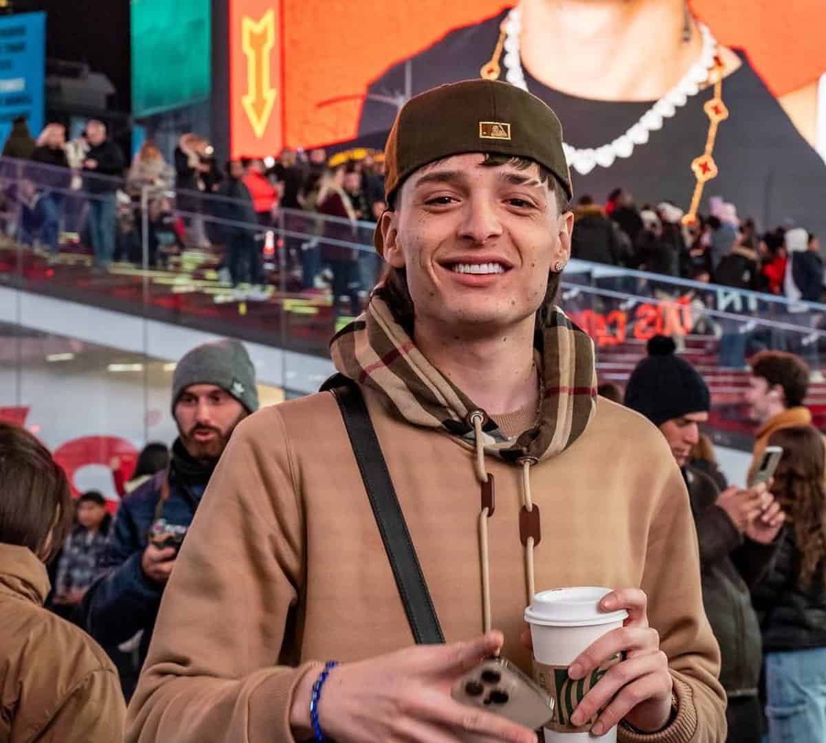 ¿Cuál es el grado de estudios del famoso peso pluma?