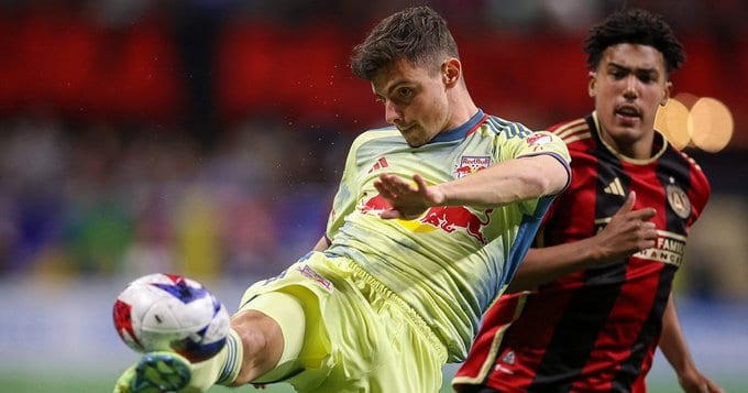 Por comentarios racistas la MSL castiga al jugador Dante Vanzei