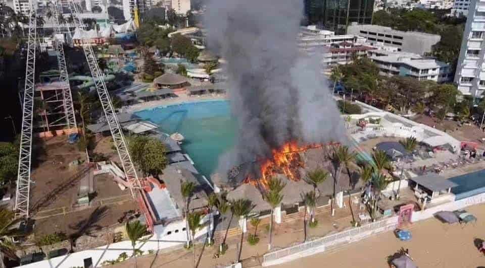 Incendio en el balneario el Rollo en Acapulco