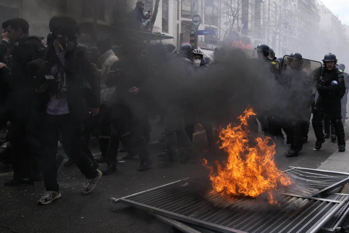 Fuera de control las protestas en Francia por reforma a las pensiones
