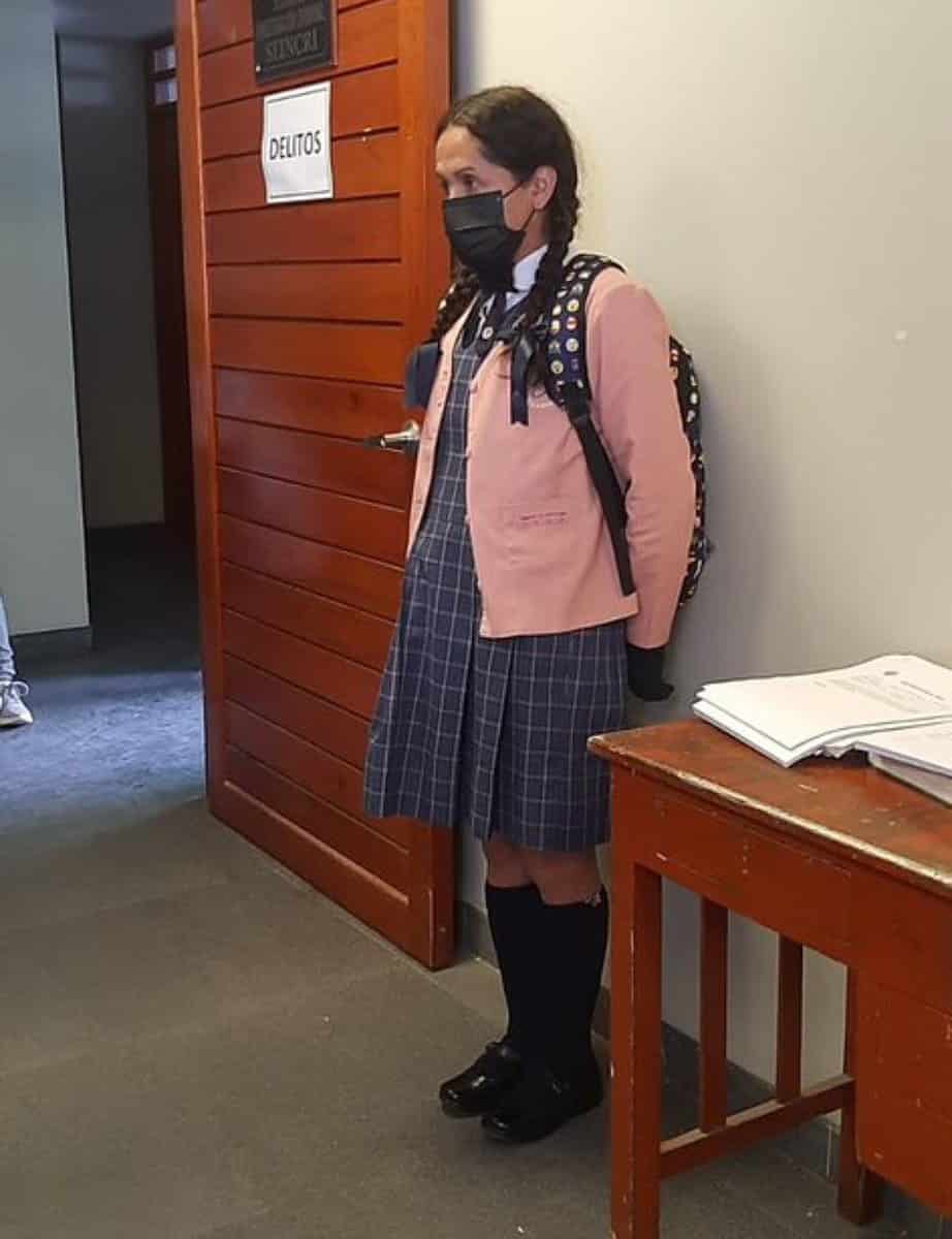 En Perú un hombre se vestía de niña para grabar a las menores en el baño