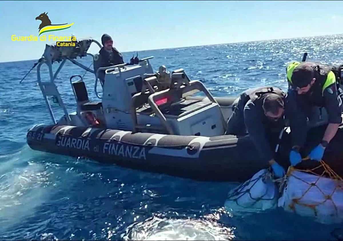 Nieve en Italia, 2 toneladas de cocaína fueron halladas por la policía flotando en el mar