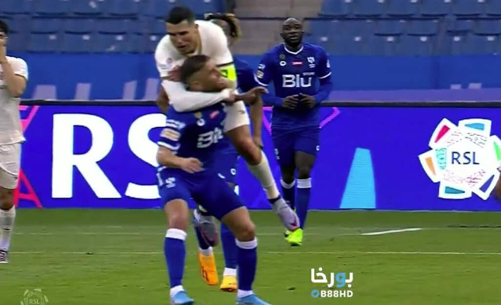 ¿Qué le pasó al astro portugués, Cristiano Ronaldo?, en medio de partido árabe ahorca a uno de sus rivales