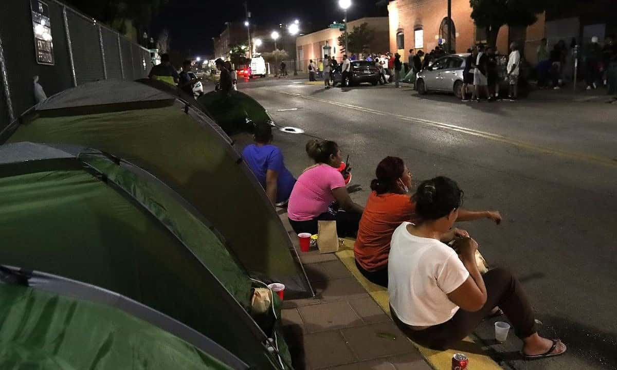 Sigue la violencia contra migrantes en Cd. Juárez, los golpean e incendian un edificio donde se refugiaban