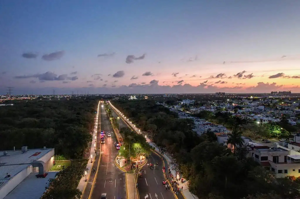  Atendiendo las necesidades de las y los solidarenses para mejorar la movilidad urbana, supervisa Lili Campos la recién construida Avenida 65 de Playa del Carmen