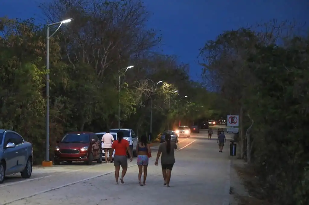 Gobierno de Playa del Carmen iluminó camino a Punta Esmeralda