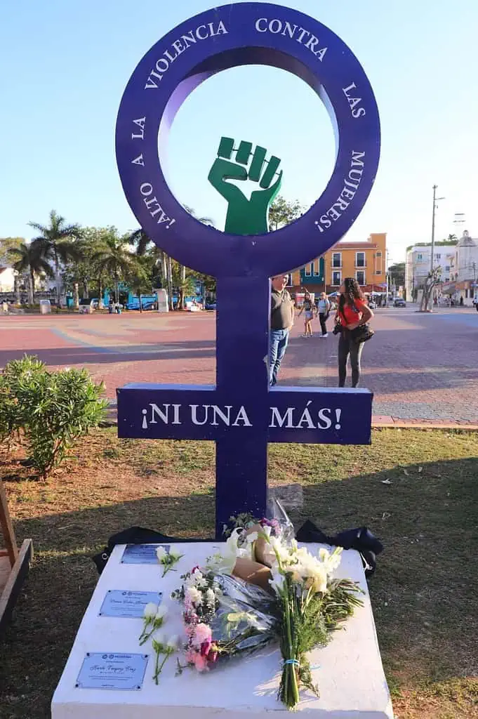 Develan placas por víctimas de feminicidio