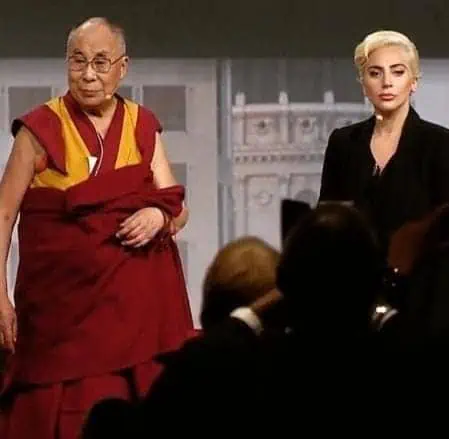 Internautas retoman el polémico encuentro entre el Dálai Lama y Lady Gaga