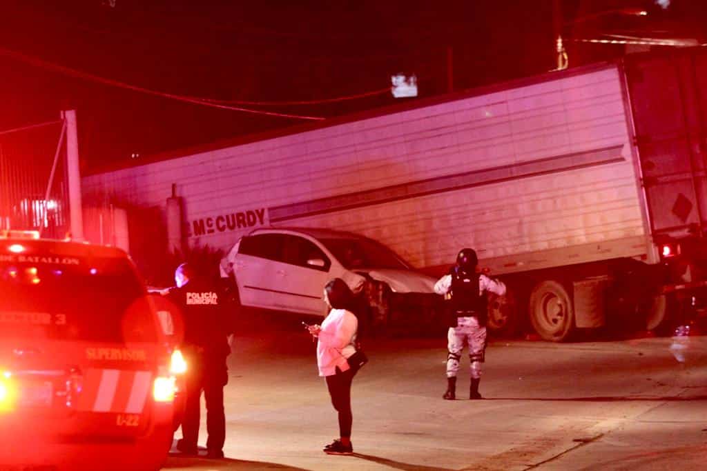 Tráiler sin frenos se mete a una casa en Tijuana