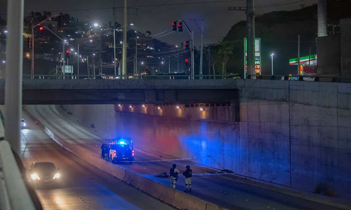 Hombre se avienta de puente vehicular en Baja California