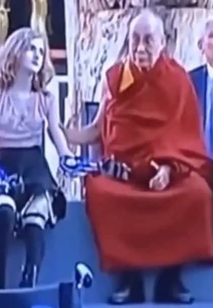 Circula en redes nuevo vídeo del Dálai Lama tocado a una menor