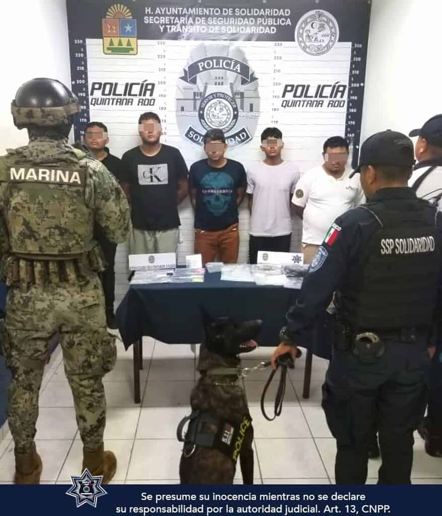 Detienen a 5 sujetos con más de 90 dosis de drogas en Playa del Carmen