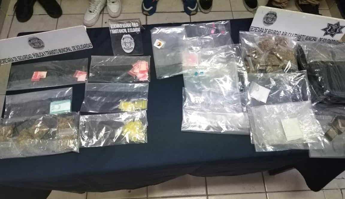 Detienen a 5 sujetos con más de 90 dosis de drogas en Playa del Carmen