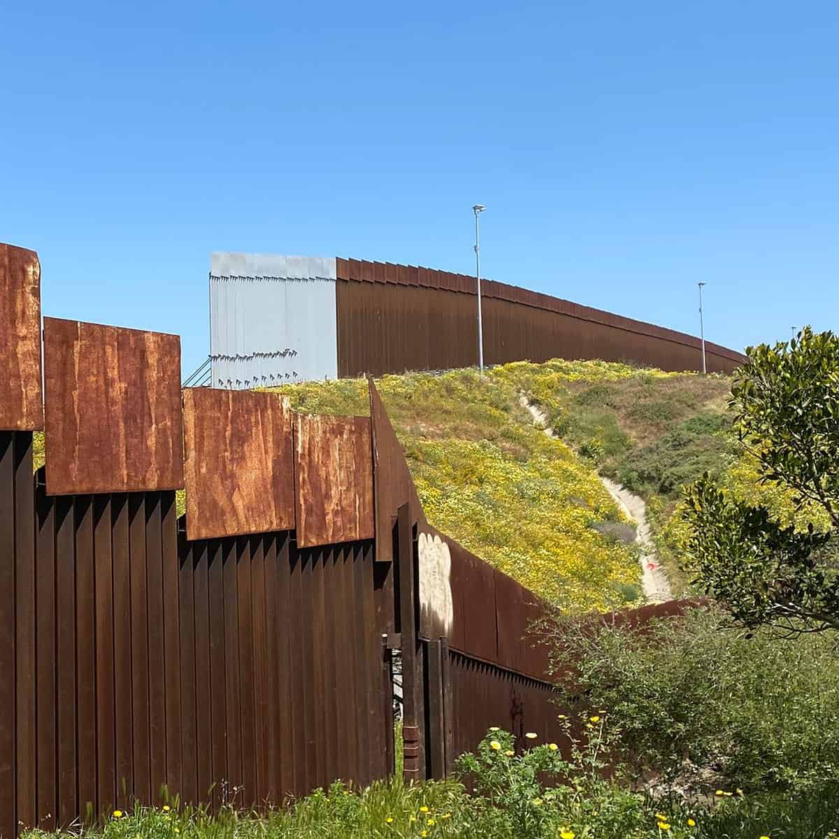 Comienza colocación del muro fronterizo