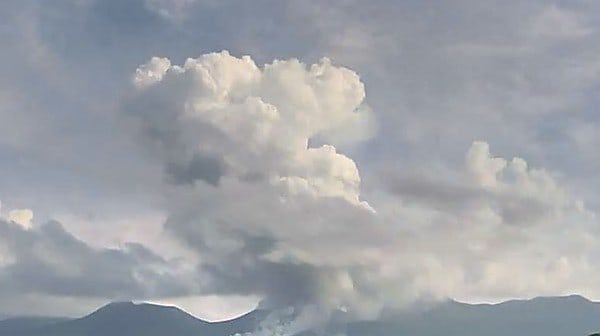 Volcán en Costa Rica hace erupción
