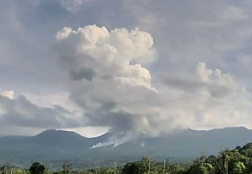 Volcán en Costa Rica hace erupción