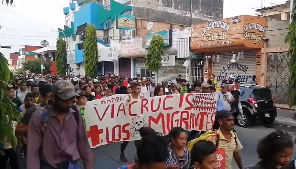 La caravana "Viacrucis del migrante" sale rumbo a la CDMX