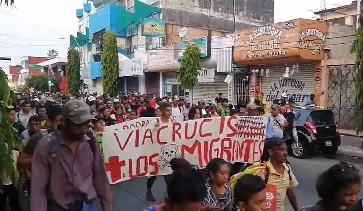 La caravana "Viacrucis del migrante" sale rumbo a la CDMX