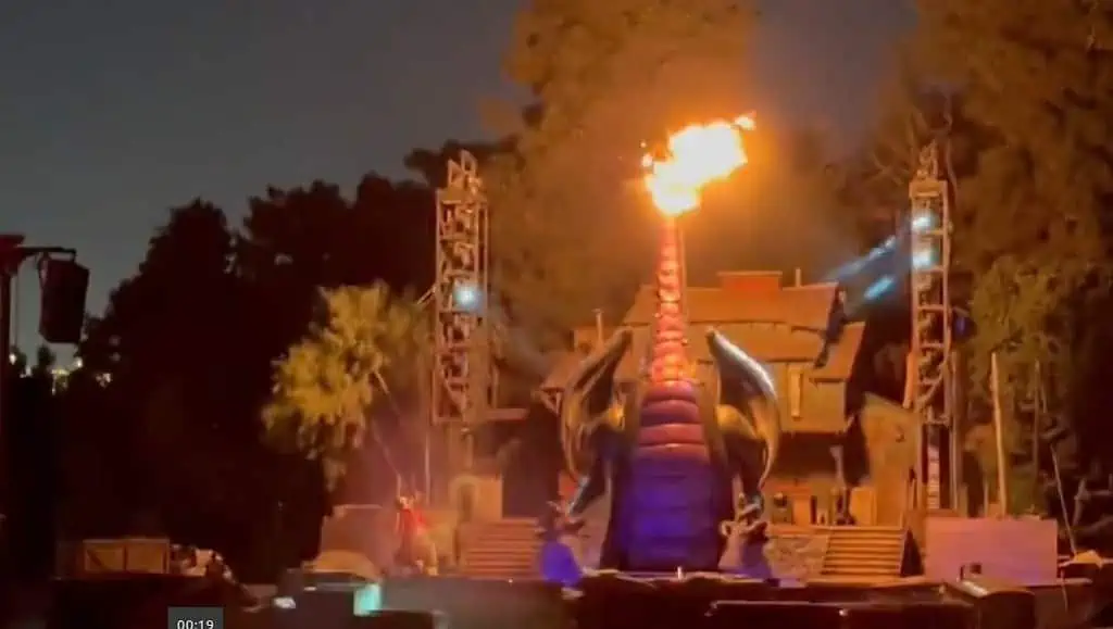 Fuego en Disneyland: Se incendia el dragón de la Bella Durmiente