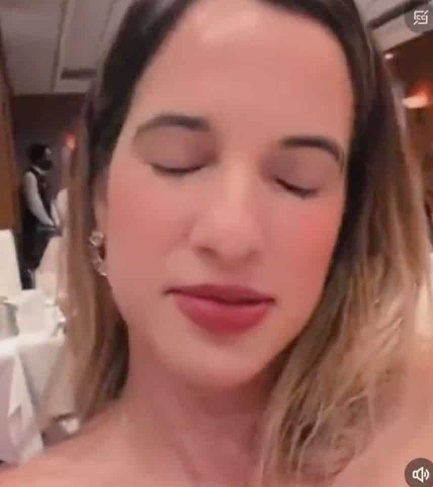 Él muy feliz y ella…, la reacción de una mujer al besarse con su “Sugar Daddy”