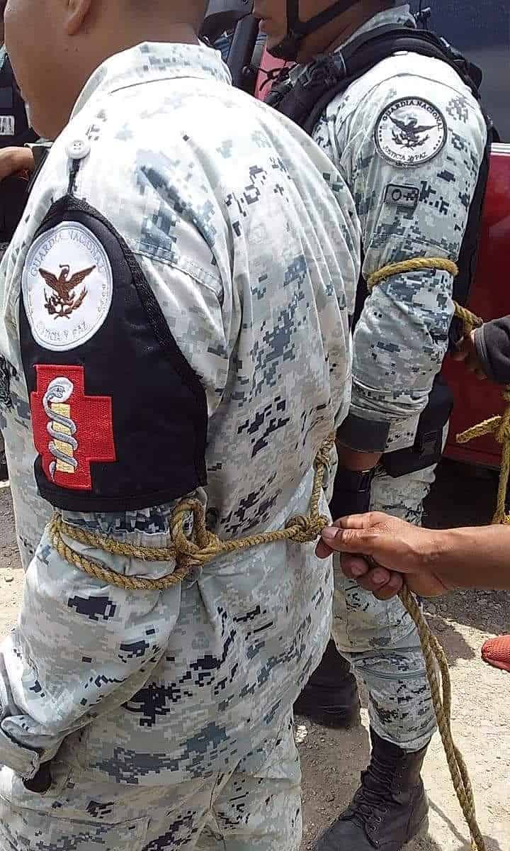 Comuneros de Oaxaca amarran a elementos de la Guardia Nacional