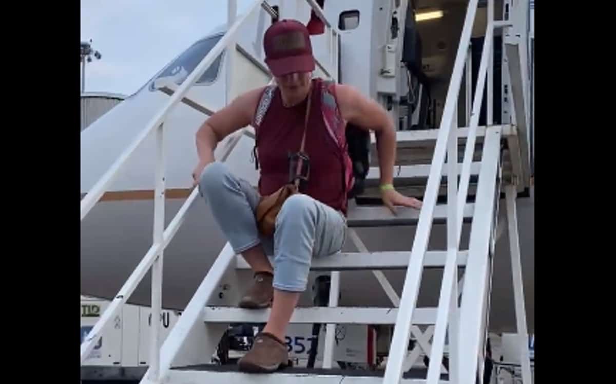 En Veracruz una atleta paralímpica baja a rastras del avión